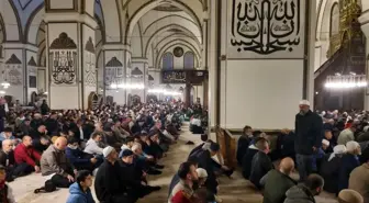 Bursa'da binlerce vatandaş bayram namazı için camilere akın etti