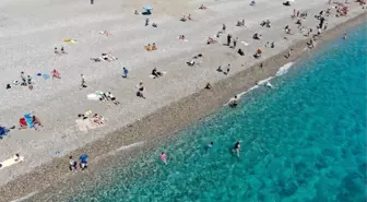 Dünyaca ünlü Konyaaltı Sahili'nde bayram yoğunluğu