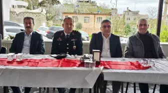 Diyarbakır'ın Ergani İlçe Kaymakamı Ahmet Karaaslan, Ramazan Bayramı dolayısıyla halka açık bayramlaşma programında vatandaşlarla bayramlaştı