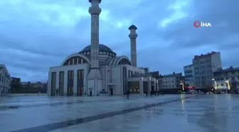 Kars'ta bayram namazında camiler doldu taştı