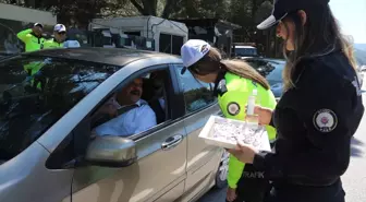 Manisa'da trafik denetimi yapan polisler bayramı şeker ve kolonya ikramıyla kutladı