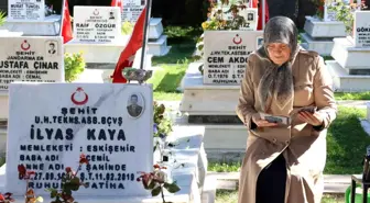 Eskişehir'de Ramazan Bayramı'nı buruk geçiren şehit aileleri kabir başında gözyaşı döktü