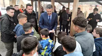 Hakkari Valisi Ali Çelik, çocuklara bayram harçlığı dağıttı