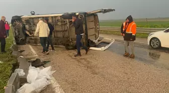 Adana'da minibüs devrildi: 5 yaralı