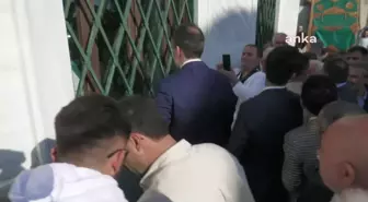 Fatih Erbakan, Babası Necmettin Erbakan'ın Mezarını Ziyaret Etti