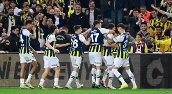 Fenerbahçe'ye şok! Takımın yıldızı ilk yarıda sakatlandı