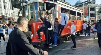 İstanbul'da Bayram Tatili Yoğunluğu: Nostaljik Tramvay Seferleri Durduruldu