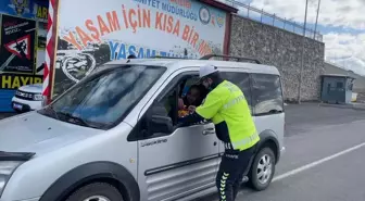 Jandarma ve polis ekipleri sürücülere şeker ikram ederek uyarılarda bulundu