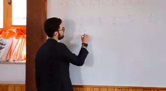 Üniversite öğrencisi camide matematik dersi veriyor