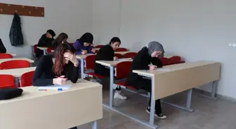 Sivas Cumhuriyet Üniversitesi öğrencileri cam seralarda uygulamalı eğitim alıyor