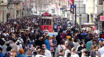 Taksim Meydanı ve İstiklal Caddesi Bayramın İkinci Gününde Turist Akınına Uğradı