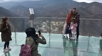 Gümüşhane Torul'daki Cam Seyir Terası Turistlerin İlgi Odağı