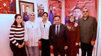 Kırşehir Valisi Hüdayar Mete Buhara, kontrol noktalarında görev yapan güvenlik güçleri ile tedavi gören hastaları ziyaret etti, bayramlarını kutladı