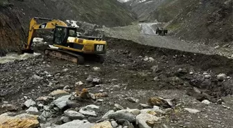 Muş'ta Sağanak Nedeniyle Yolu Hasar Gören Mezrada Hamile Kadın Hastaneye Ulaştırıldı