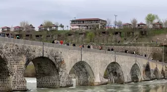 Muş'ta Ramazan Bayramı'nda tarihi Murat Köprüsü ve çevresi ziyaretçi akınına uğradı