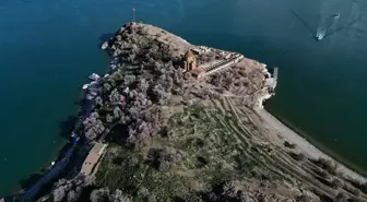 Van Gölü'ndeki Akdamar Adası Baharın Renklerine Büründü