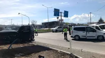 Bingöl'de Minibüs ve Hafif Ticari Araç Çarpıştı: 15 Kişi Yaralandı