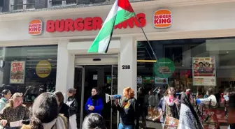 Hollanda'da Filistin Destekçileri Burger King Şubeleri Önünde Gösteri Yaptı