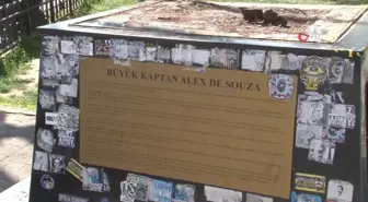 Kadıköy'de Fenerbahçe'nin efsane futbolcularının heykelleri kaldırıldı