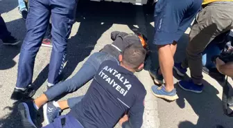 Antalya'da Motosiklet Kazası: Kamyonetin Hızlı Refleksi Hayat Kurtardı