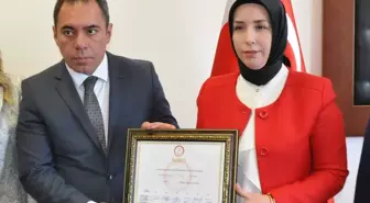 MHP'den Kars Belediye Başkanlığına seçilen Ötüken Senger mazbatasını aldı