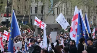 Gürcistan'da Göstericiler Yabancı Etki Yasasını Protesto Etti