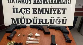 Aksaray'da Jandarma Uygulama Noktasından Kaçan Şahısların Üzerinde Tabancalar ve Uyuşturucu Maddeler Ele Geçirildi