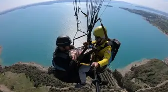 Adana'da Yamaç Paraşütü Pilotları Gökyüzünde Tavla Oynadı