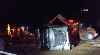 Devrilen tırın imdadına köylüler yetişti