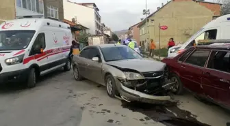 Isparta'da Otomobil Kazası: 2 Kişi Yaralandı