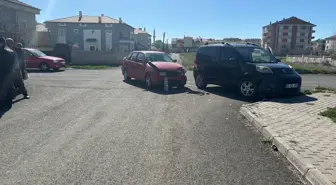Sivas'ta Otomobil ile Hafif Ticari Araç Çarpıştı: 2 Yaralı