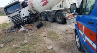 Tokat'ta beton mikseri ile otomobil çarpışması sonucu 4 kişi yaralandı