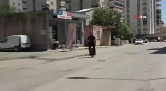 Trafikte gören 'robot' sanıyor Fekeli gencin ulaşım aracı trafikte herkes tarafından dikkat çekiyor