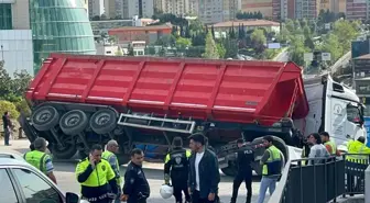 Ataşehir'de demir yüklü tırın dorsesi yan devrildi