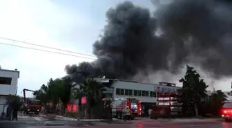 İzmir Çiğli'de Metal Kaplama Fabrikasında Çıkan Yangın Kontrol Altına Alındı