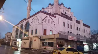 Tokat'ın Sulusaray ilçesinde deprem: Muhsin Yazıcıoğlu Cami'nin dışındaki mermer bloklarda hasar