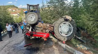 Uşak'ta traktör kazası: Sürücü hayatını kaybetti, eşi ağır yaralandı