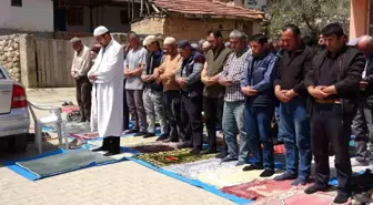 Yozgat'ta depremde hasar gören caminin cemaati cuma namazını köy meydanında kıldı