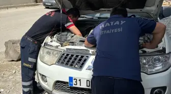 Antakya'da Otomobilin Motor Bölümüne Sıkışan Kedi Yavrusu Kurtarıldı