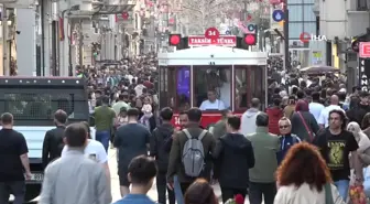 Taksim'de test sürüşüne çıkan akülü nostaljik tramvaya vatandaşlar yoğun ilgi gösterdi