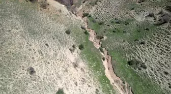 Tokat Sulusaray'da meydana gelen depremin merkez üssü olan köydeki kırıklar dron ile görüntülendi