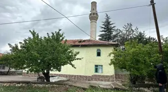 Ankara'da Şiddetli Rüzgarın Etkisiyle 2 Caminin Minareleri Yıkıldı