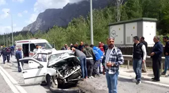 Antalya-Isparta Karayolunda Kafa Kafaya Çarpışma: 1 Ölü, 7 Yaralı