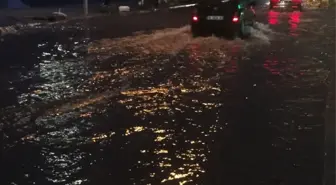 Gemlik'te fırtına ve sağanak sonucu su birikintileri oluştu