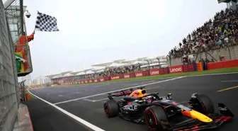 Max Verstappen Çin Grand Prix'sinde pole pozisyonunu kazandı