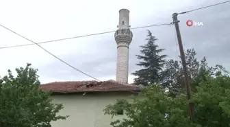 Elmadağ'da fırtınaya dayanamayan iki minare devrildi