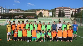 İskilip Kaymakamı Ramazan Polat, lise öğrencileriyle futbol oynadı