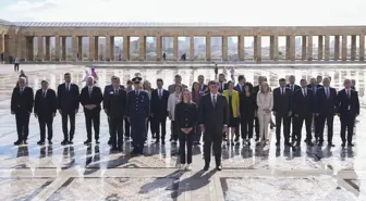 İzmir Büyükşehir Belediye Başkanı Cemil Tugay ve İlçe Belediye Başkanları Anıtkabir'i Ziyaret Etti