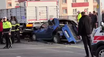 Niğde'de hafif ticari araç park halindeki otomobile, otomobil ise önündeki tıra çarptı