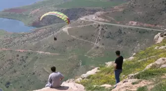 Siirt'te Turizm Haftası'nda Yamaç Paraşütü Heyecanı